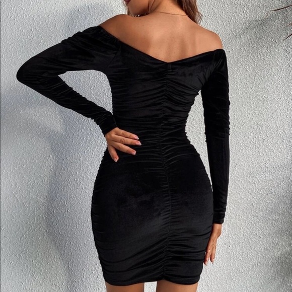 Ruched velvet sweetheart neck long sleeve dress - Picture 3 of 5